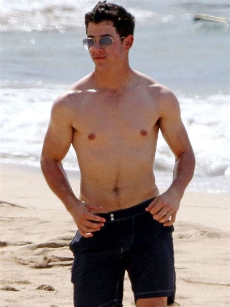 nick jonas nipples|Nick Jonas Looks Jacked in Shirtless Photo From Spaceman。